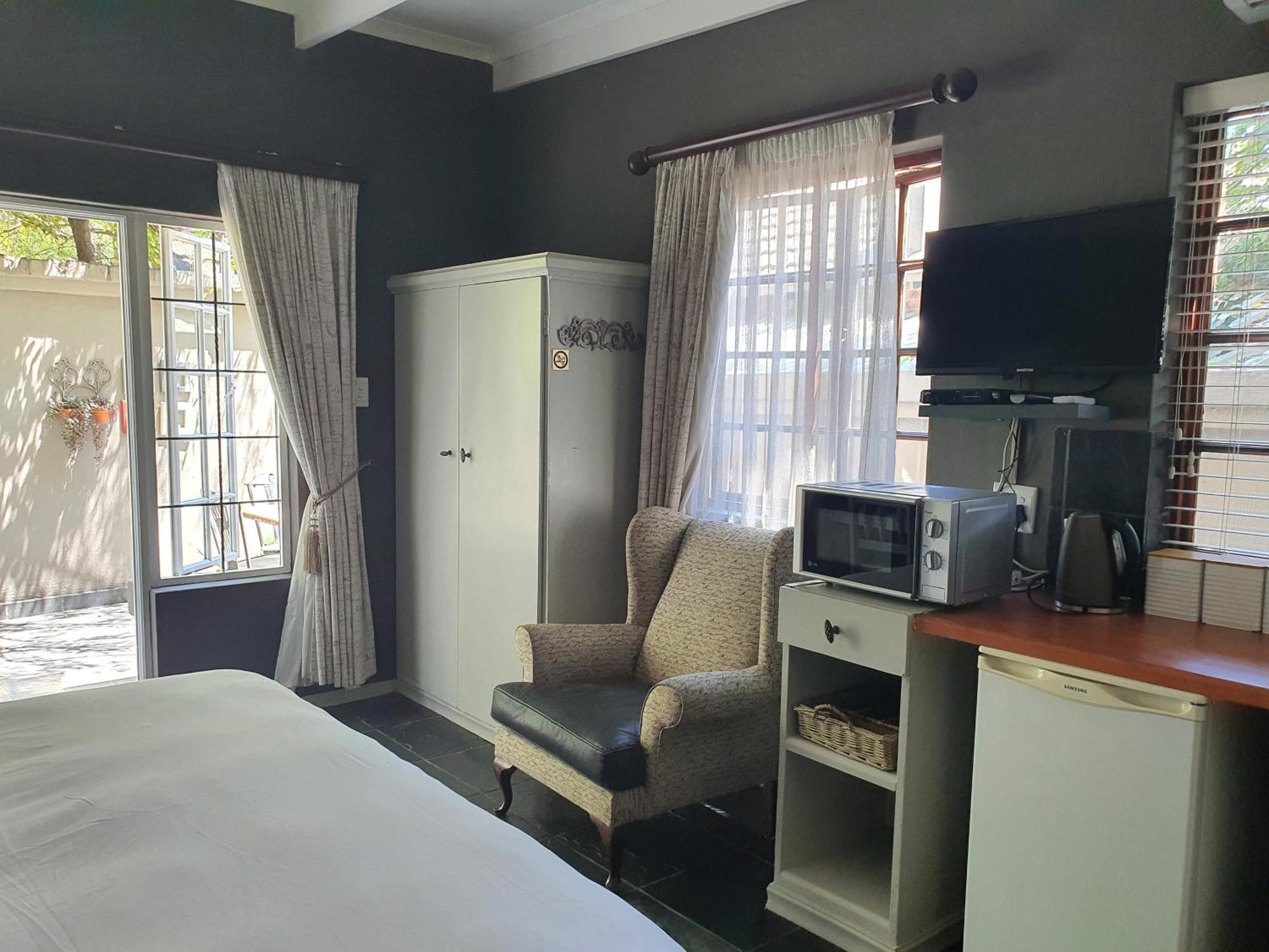 Waterhouse Guest Lodge In Muckleneuk Претория Номер фото